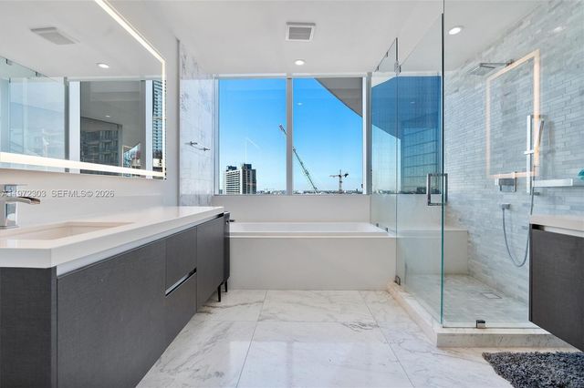 851 NE 1st Ave 1712, Miami, FL 33132