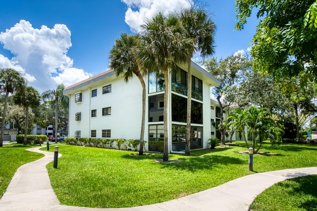 7579 NW 79th Avenue 204, Tamarac, FL 33321