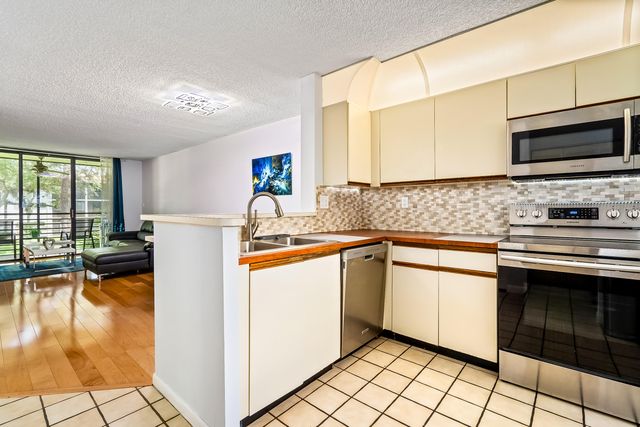 7579 NW 79th Avenue 204, Tamarac, FL 33321
