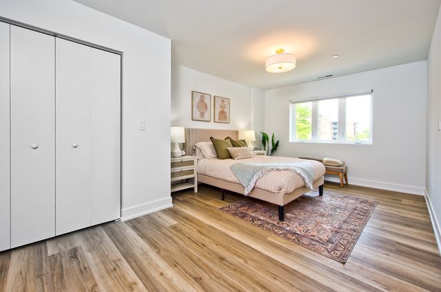 9396 Landings Lane 201, Des Plaines, IL 60016