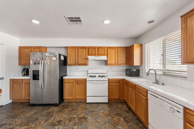 16029 White Mountain Place, Victorville, CA 92394