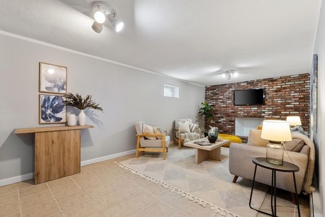 72 Grassland St, Lexington, MA 02420