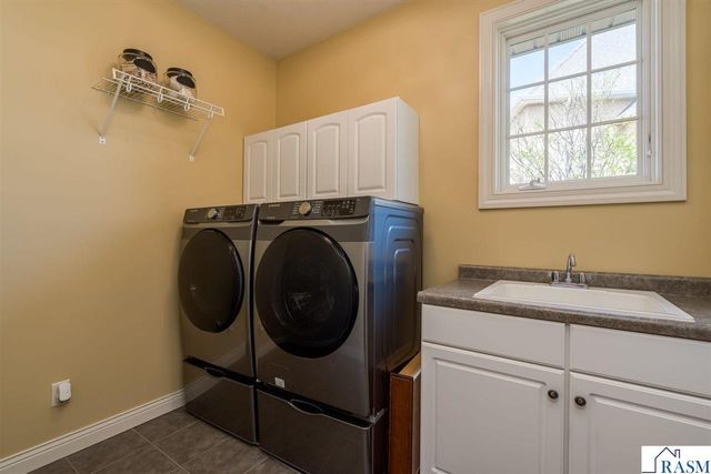 233 Woodhill Court, Mankato, MN 56001