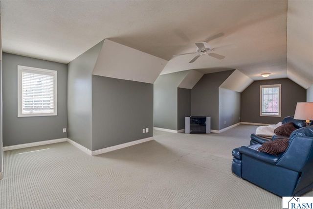 233 Woodhill Court, Mankato, MN 56001
