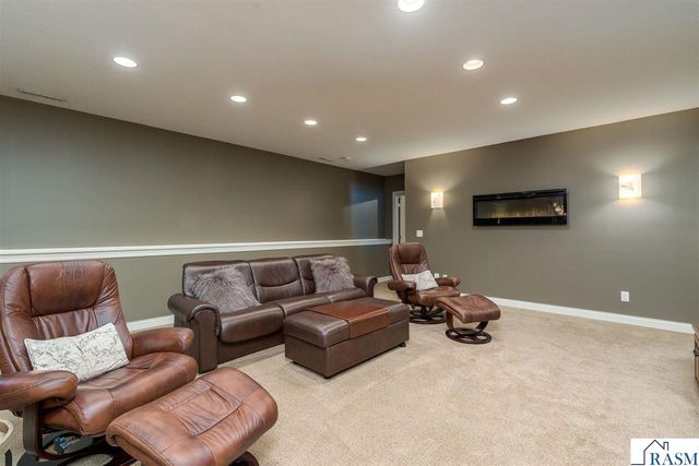 233 Woodhill Court, Mankato, MN 56001
