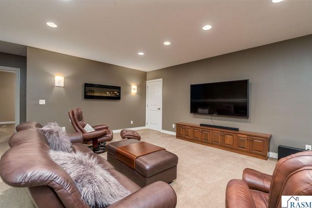233 Woodhill Court, Mankato, MN 56001