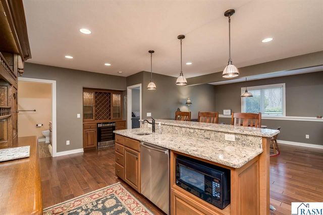 233 Woodhill Court, Mankato, MN 56001