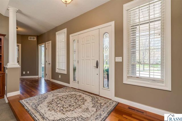 233 Woodhill Court, Mankato, MN 56001