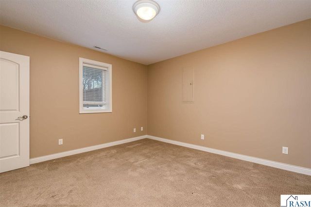 233 Woodhill Court, Mankato, MN 56001