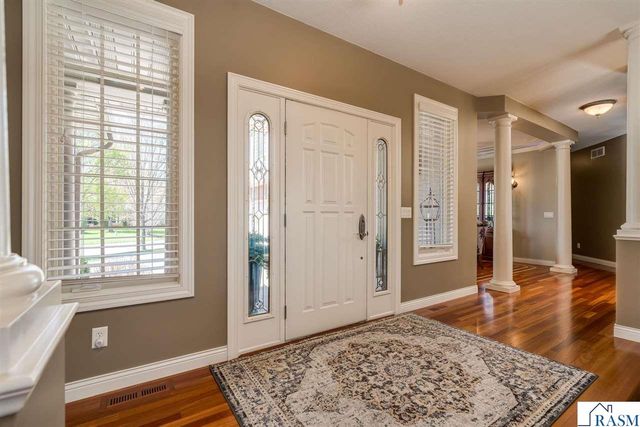 233 Woodhill Court, Mankato, MN 56001