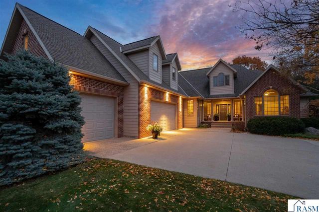 233 Woodhill Court, Mankato, MN 56001