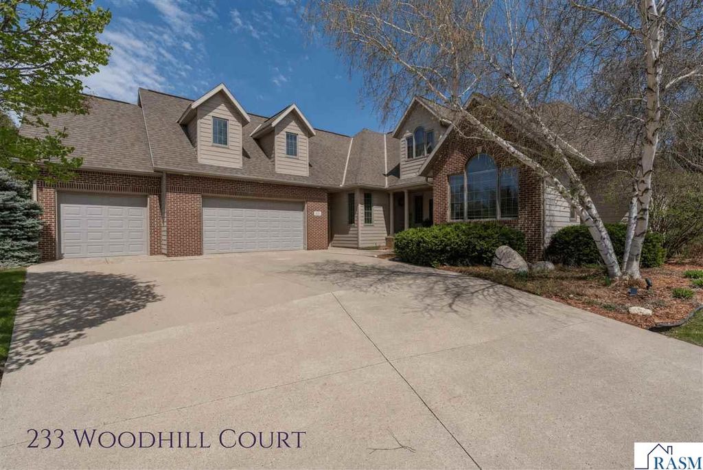 233 Woodhill Court, Mankato, MN 56001