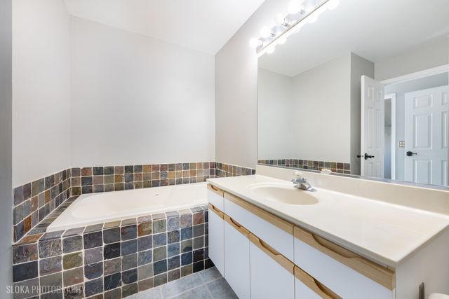 2342 Hamilton Place, Schaumburg, IL 60194