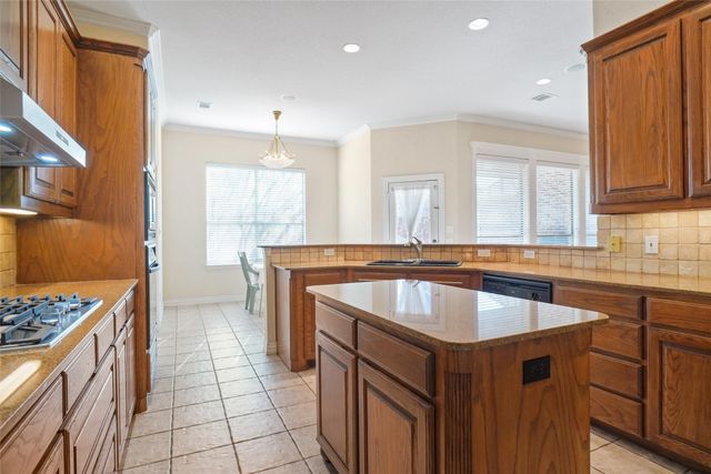 756 Trails End Circle, Hurst, TX 76054