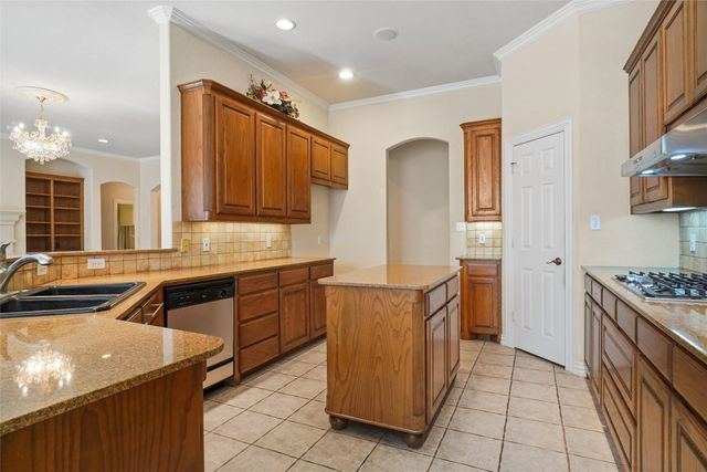 756 Trails End Circle, Hurst, TX 76054