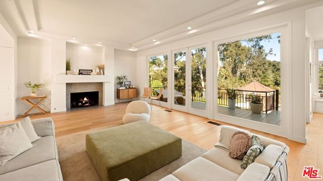 282 Bentley Circle, Los Angeles, CA 90049