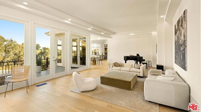 282 Bentley Circle, Los Angeles, CA 90049