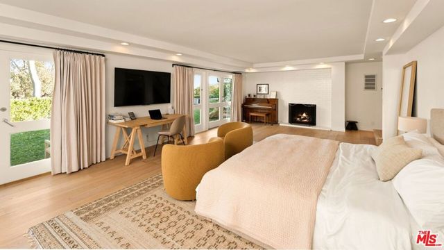 282 Bentley Circle, Los Angeles, CA 90049