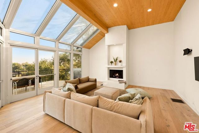 282 Bentley Circle, Los Angeles, CA 90049