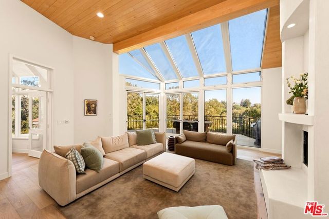 282 Bentley Circle, Los Angeles, CA 90049