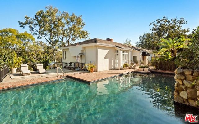 282 Bentley Circle, Los Angeles, CA 90049