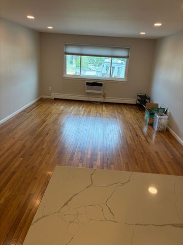 7 Hallmark Gardens 11, Burlington, MA 01803