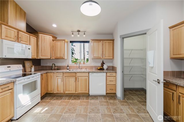 253 E Mountain View Drive, Allyn, WA 98524