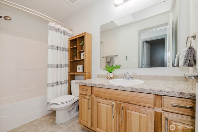 253 E Mountain View Drive, Allyn, WA 98524