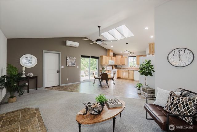 253 E Mountain View Drive, Allyn, WA 98524