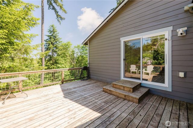 253 E Mountain View Drive, Allyn, WA 98524
