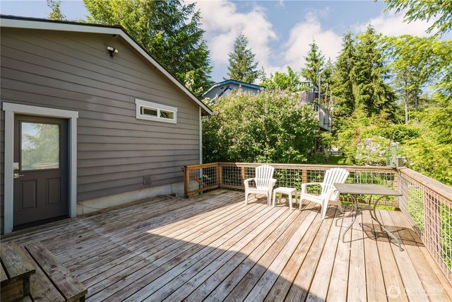 253 E Mountain View Drive, Allyn, WA 98524
