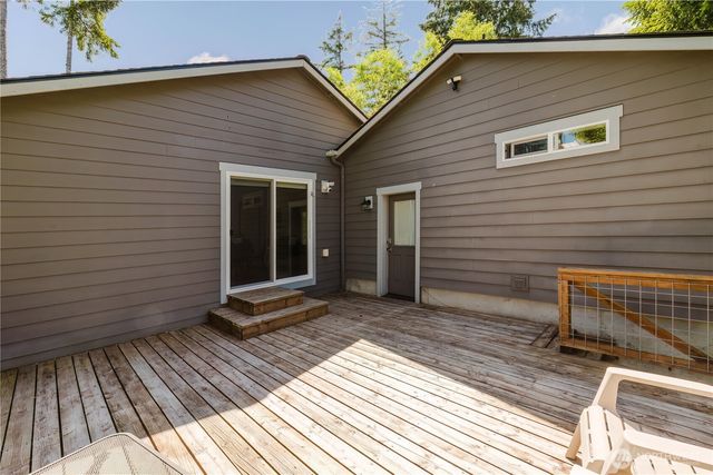 253 E Mountain View Drive, Allyn, WA 98524