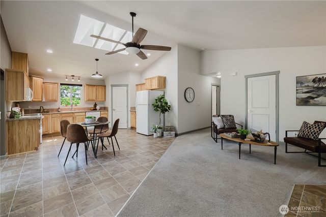 253 E Mountain View Drive, Allyn, WA 98524