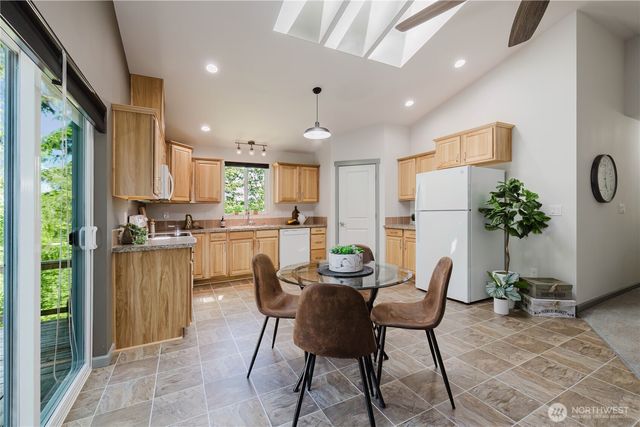 253 E Mountain View Drive, Allyn, WA 98524