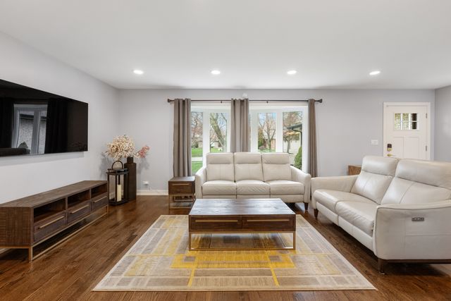 140 Spring Oaks Drive, Wood Dale, IL 60191