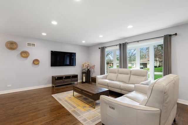 140 Spring Oaks Drive, Wood Dale, IL 60191