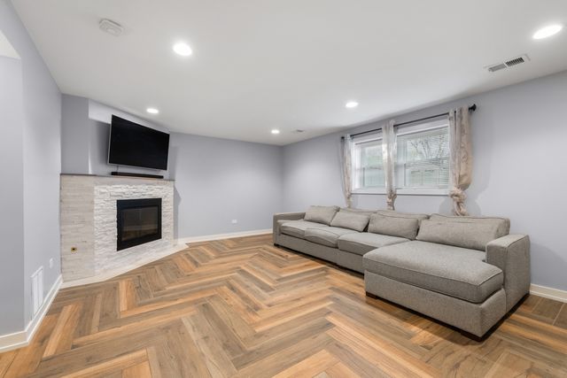 140 Spring Oaks Drive, Wood Dale, IL 60191