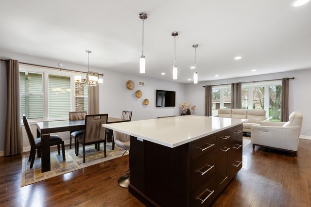 140 Spring Oaks Drive, Wood Dale, IL 60191