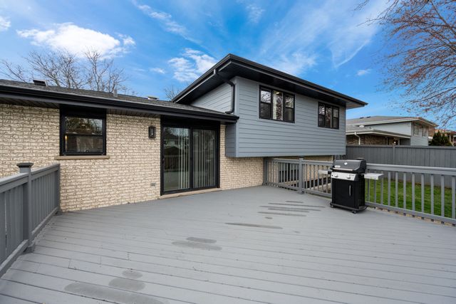 140 Spring Oaks Drive, Wood Dale, IL 60191