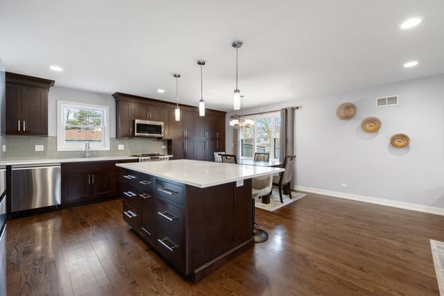 140 Spring Oaks Drive, Wood Dale, IL 60191