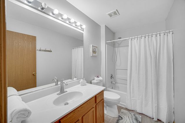 2427 Silverstone Drive 2427, Carpentersville, IL 60110