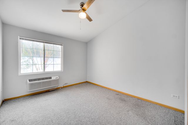 2427 Silverstone Drive 2427, Carpentersville, IL 60110