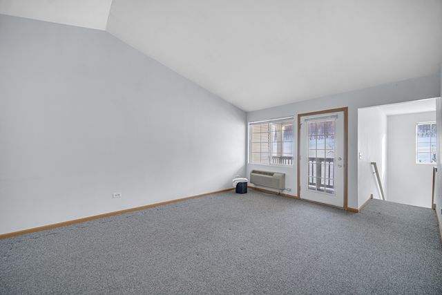 2427 Silverstone Drive 2427, Carpentersville, IL 60110