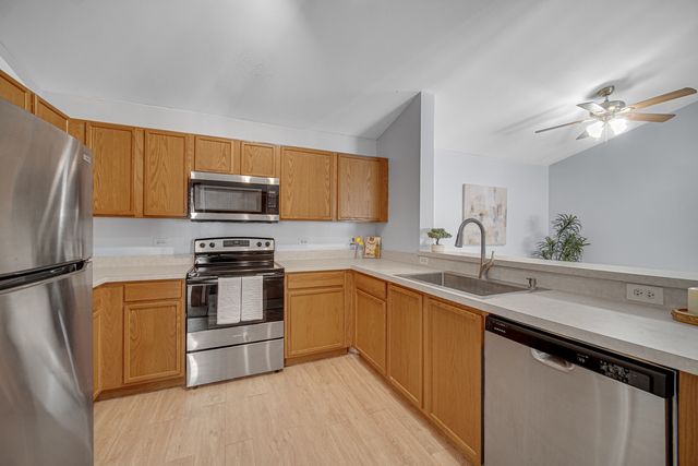 2427 Silverstone Drive 2427, Carpentersville, IL 60110