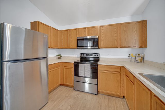 2427 Silverstone Drive 2427, Carpentersville, IL 60110