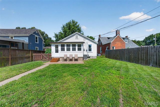 1014 N Benton Avenue, St Charles, MO 63301