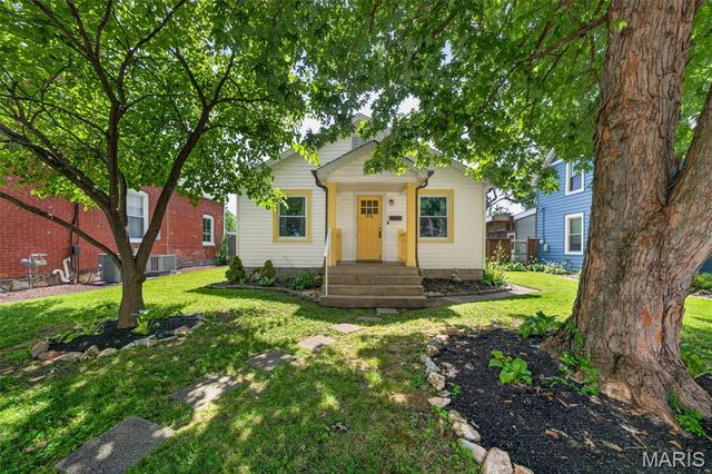 1014 N Benton Avenue, St Charles, MO 63301