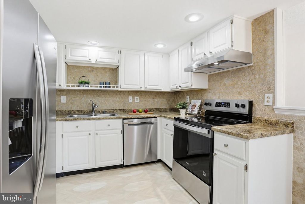 Image 12 of property listing at 17 WENSLEY DALE CT, Owings Mills, MD 21117