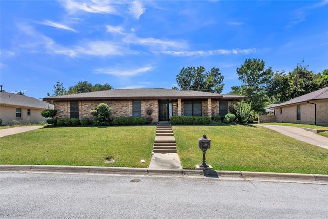 6808 Winchester Court, Fort Worth, TX 76133