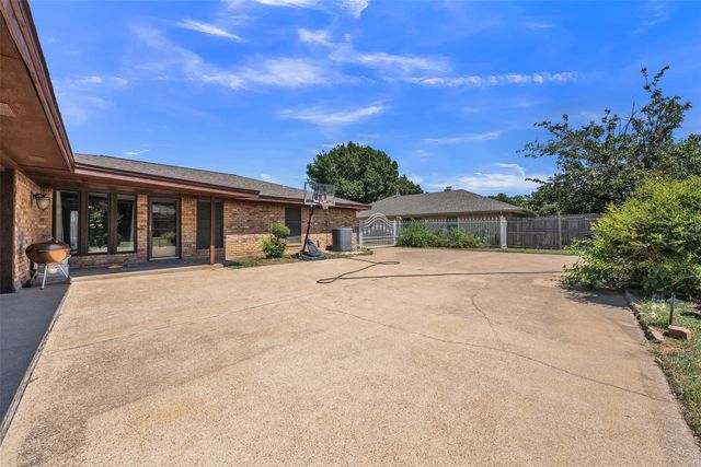 6808 Winchester Court, Fort Worth, TX 76133